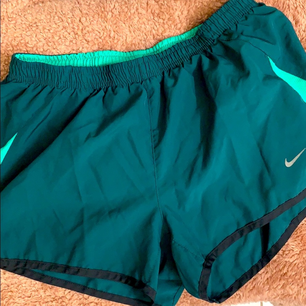 Women’s M Nike running shorts